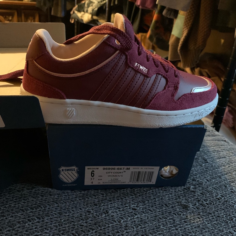 K Swiss womens shoes. Size 6. Ordered a 8 send a size 6